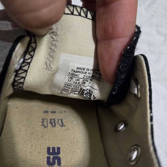 Kids size 11 Converse Allstar low tops - Picture 6 of 6